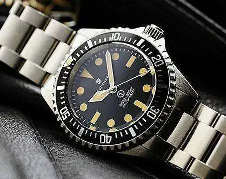 vintage-red-steinhart-ocean-vintage-military-watch.webp