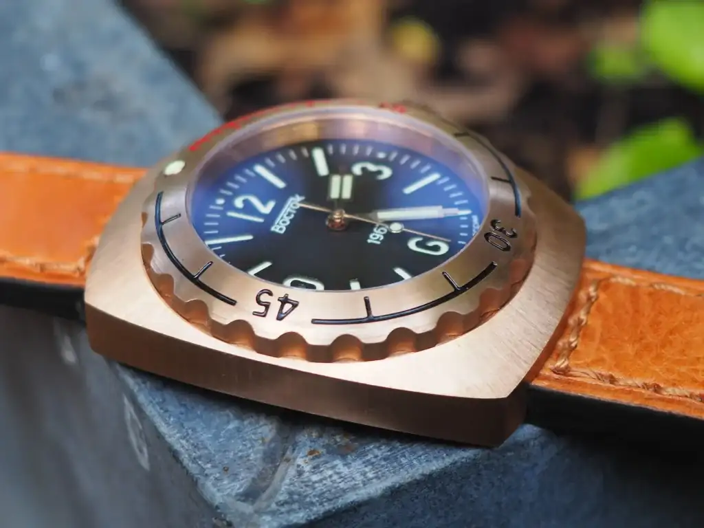 vostok-amphibia-1967-196500-case-2.webp