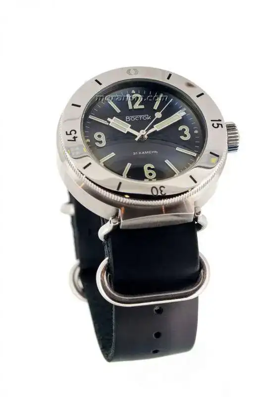 Vostok_Amphibia_30ATM_Black-03-max-900.webp