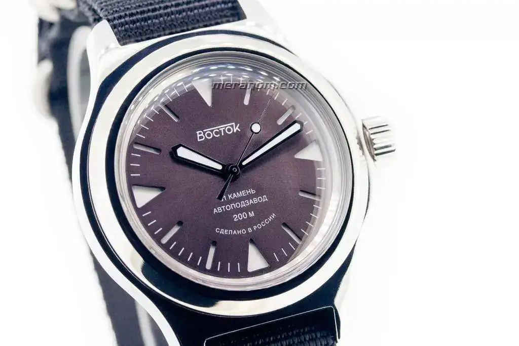 Vostok_Amphibia_SE_120359NB-04-max-900.webp