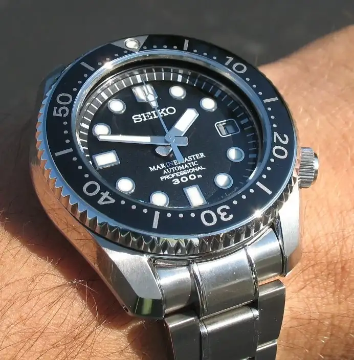 -vs-rolex-submariner-300m-anniversary-edition-mm-3.webp
