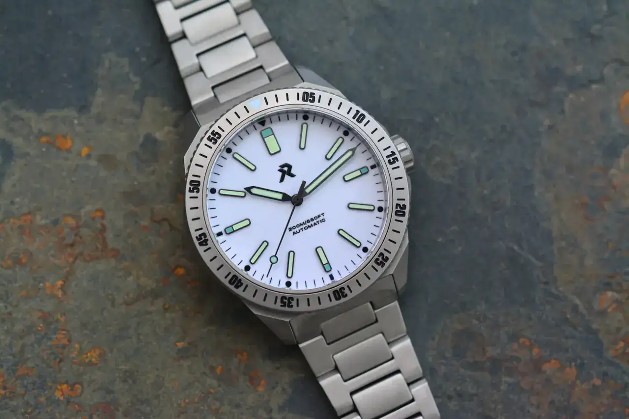 Watches-Endeavour-Polaris-White-Review-1-2048x1365.webp