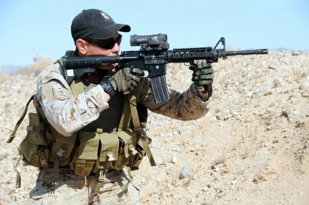 wearing_g-shock_military_watch_DW-6600_02-1024x680.webp