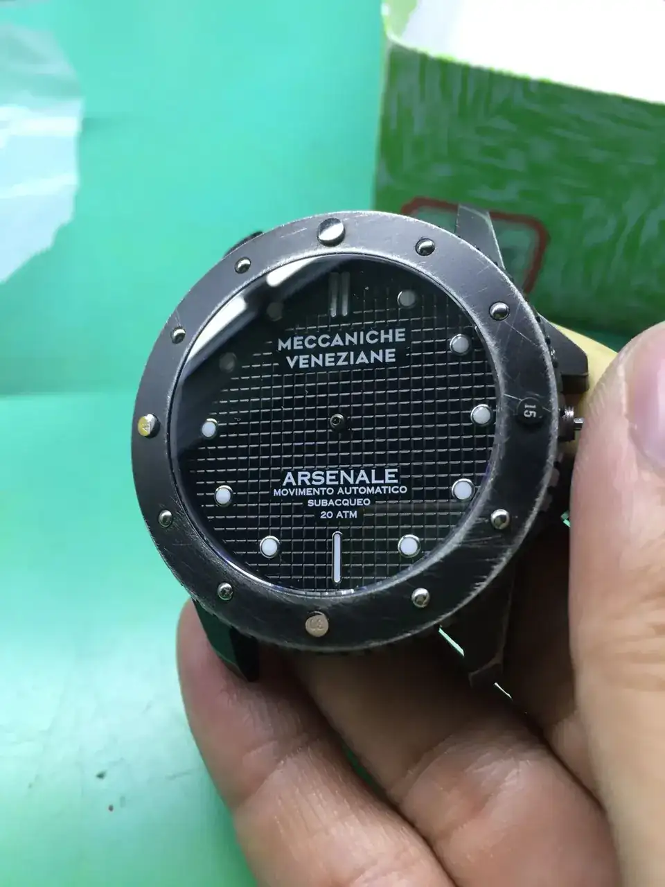 -weiterer-microbrand-arsenale-gehaeuse-zifferblatt.webp