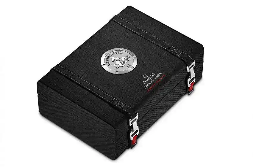 wp-Omega-Moonwatch-presentation-box-850x566.webp