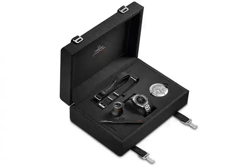 wp-Omega-Moonwatch-presentation-box-open-850x566.webp