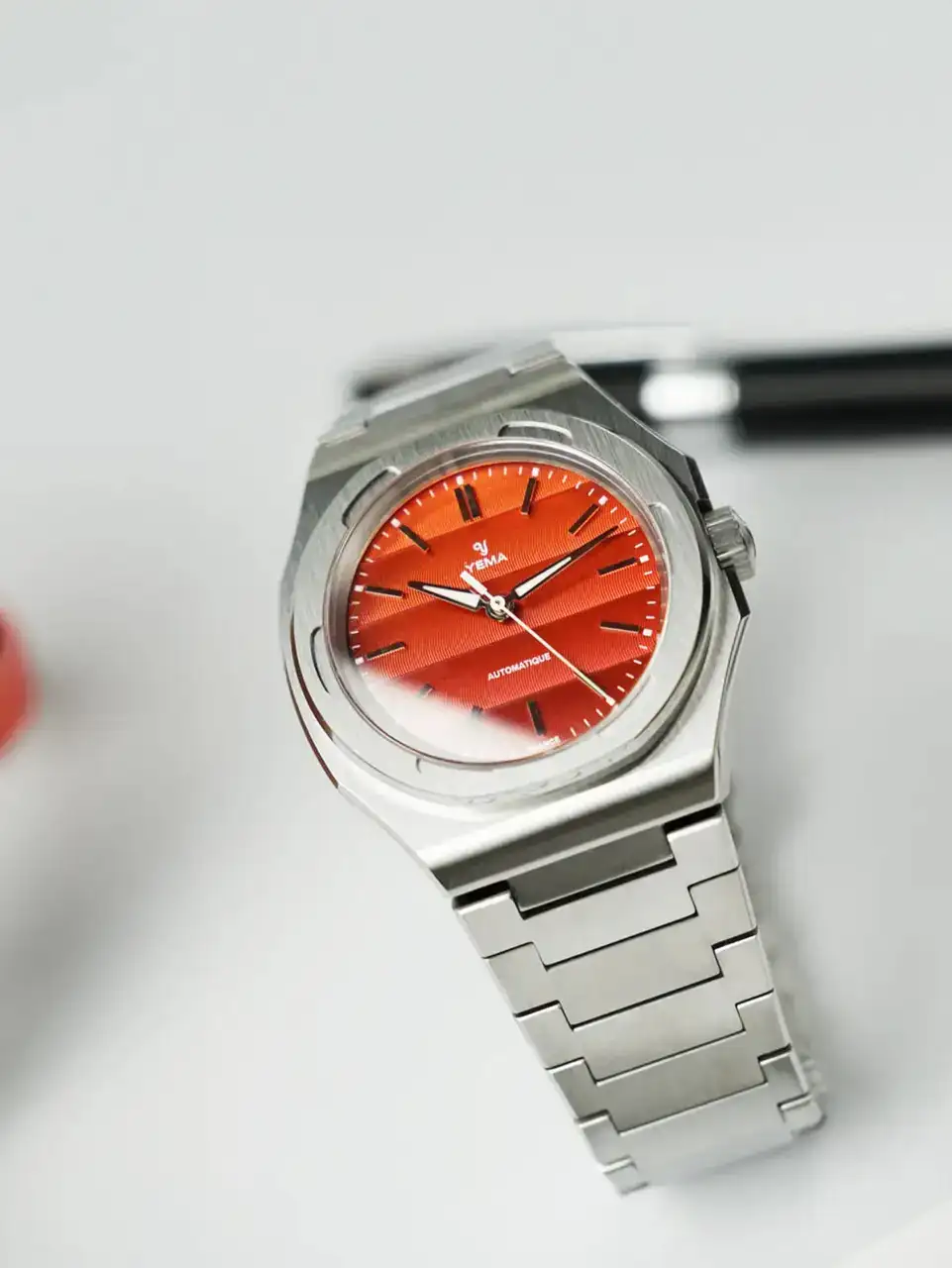 WRISTMASTER_TRAVELLER_RED_LIFESTYLE_03_MOBILE_W1200.webp
