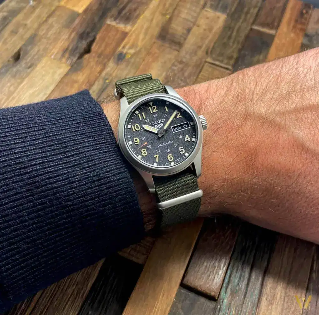 wristshot-seiko-5-sports-SRPJ85K1-1024x1009.webp