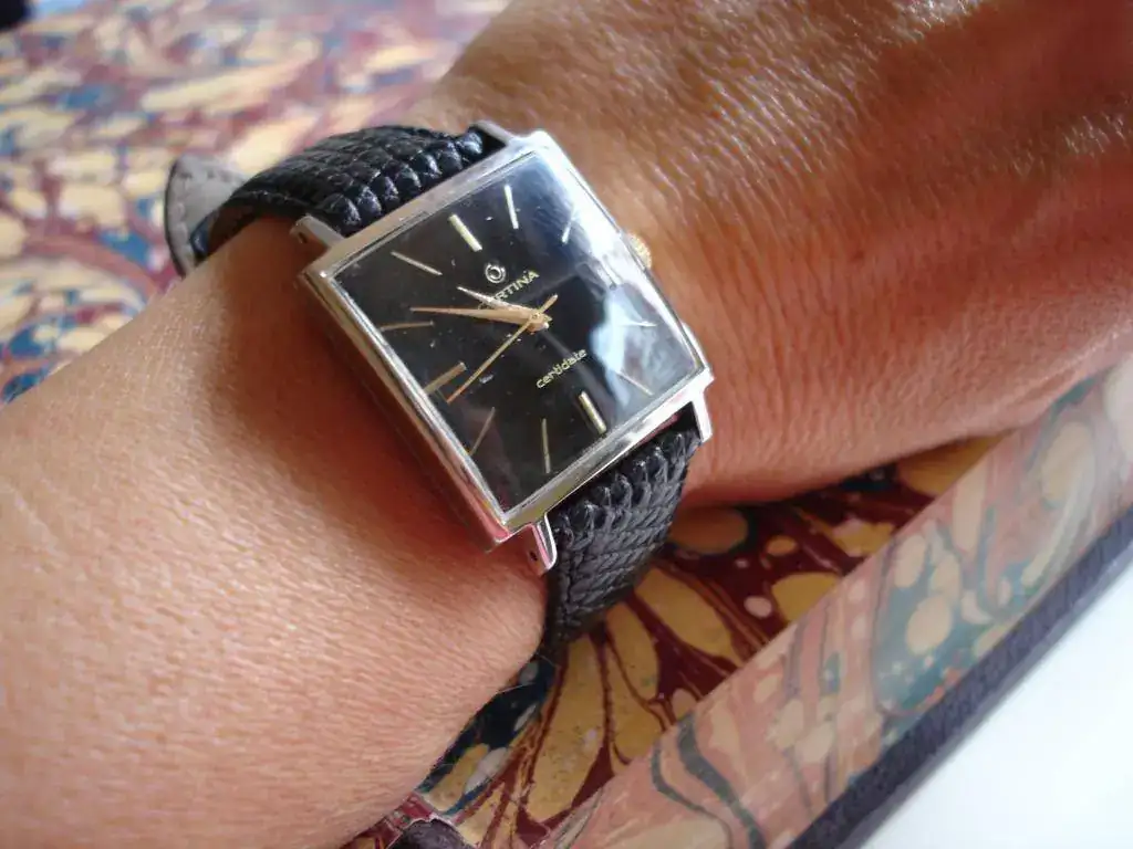 Wristshot sobre papel aguas.webp