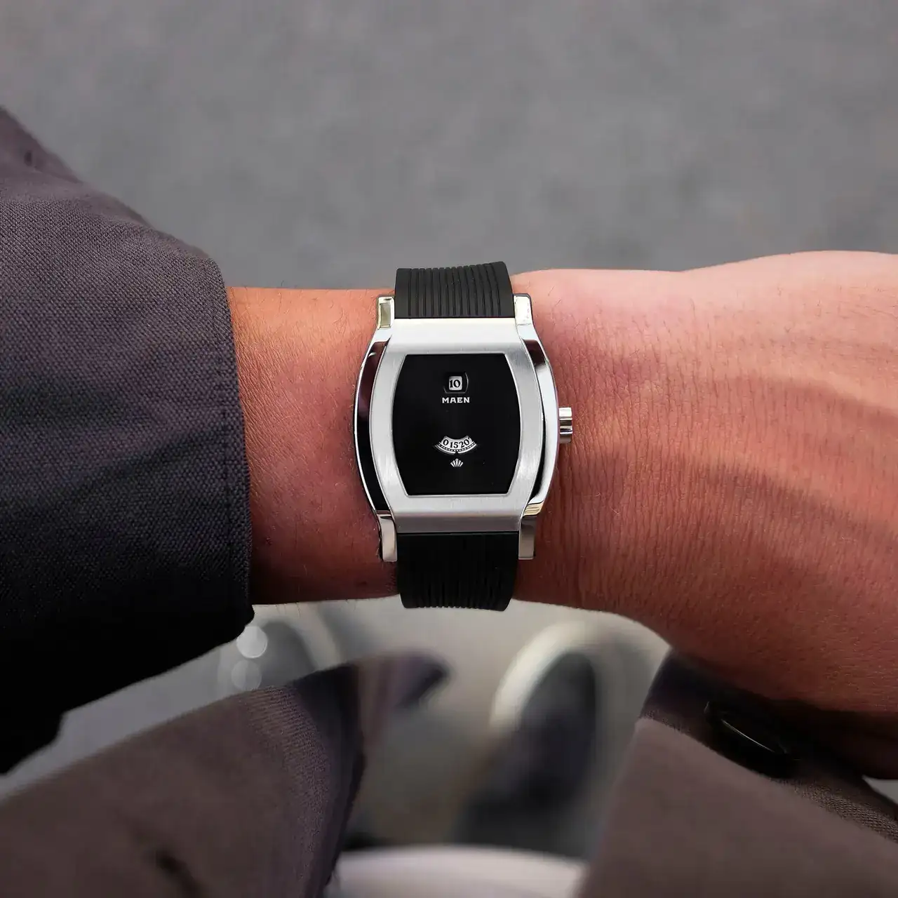 Wristshot_Black.webp