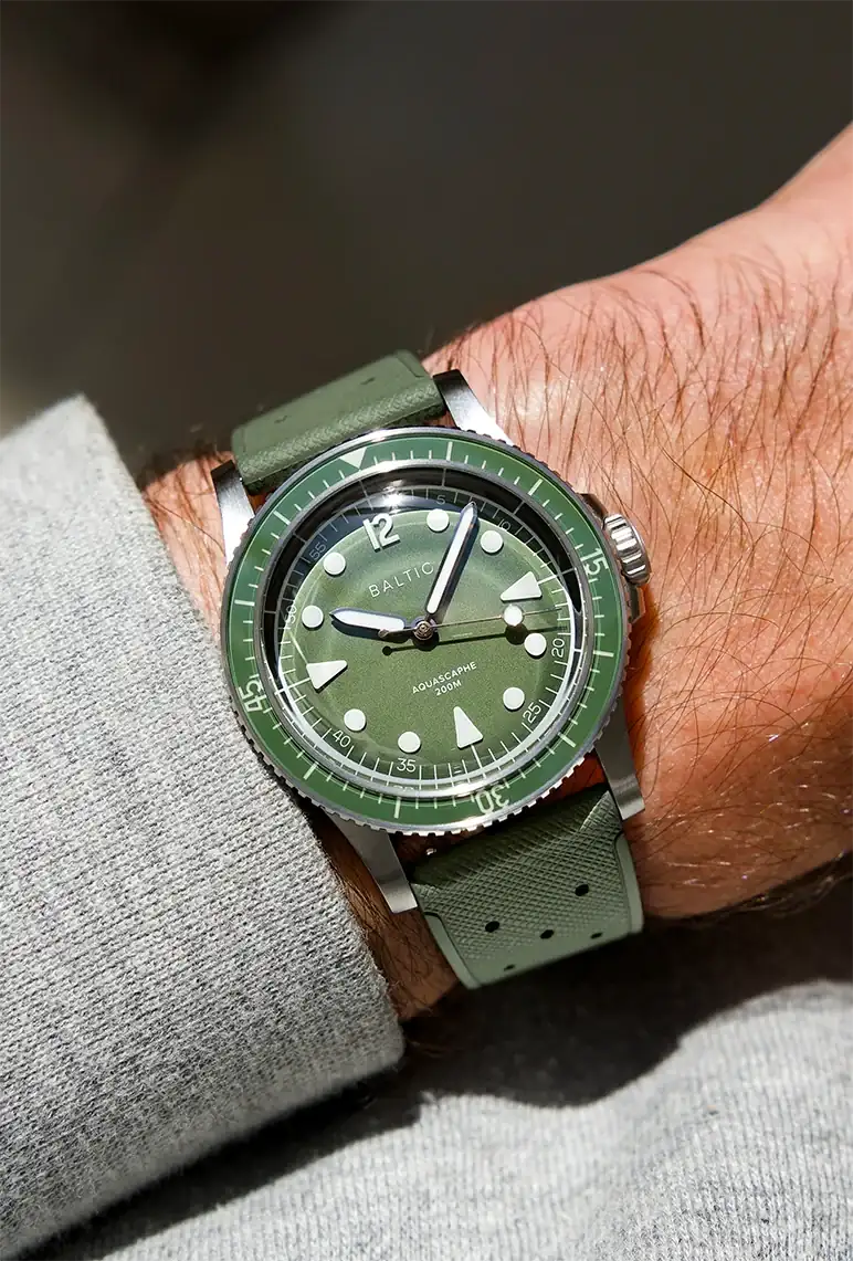 wristshot_green_37.webp