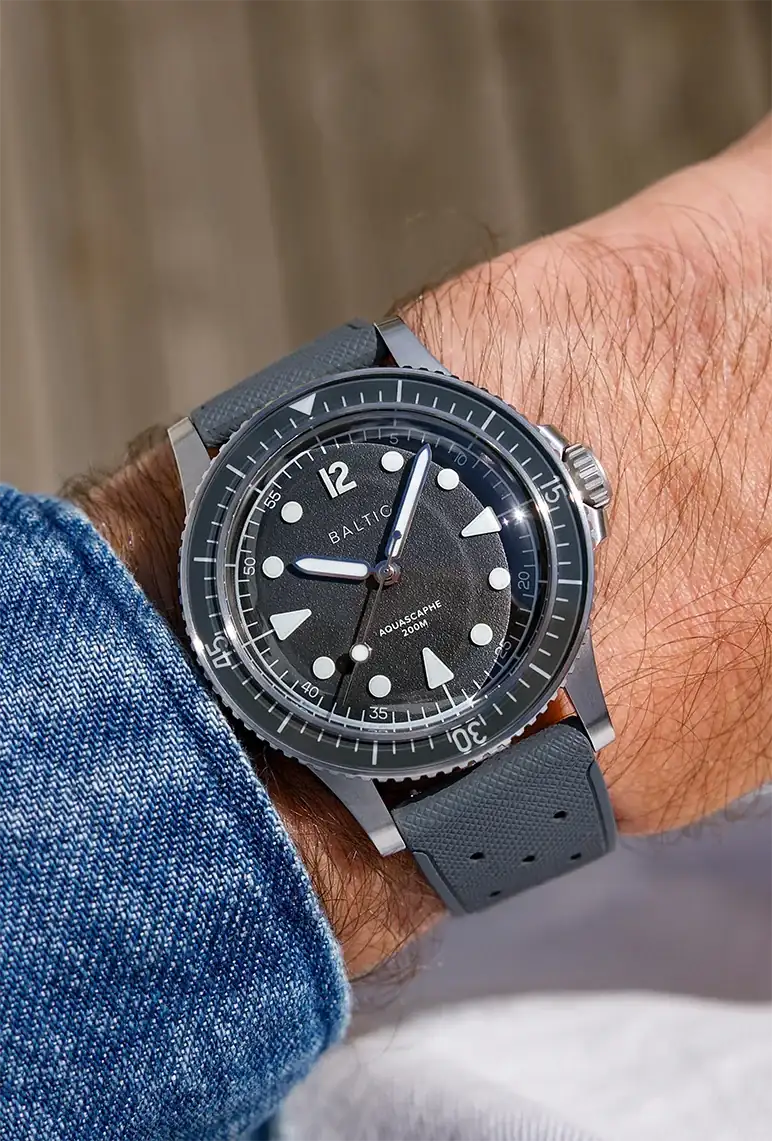 wristshot_grey_39.webp