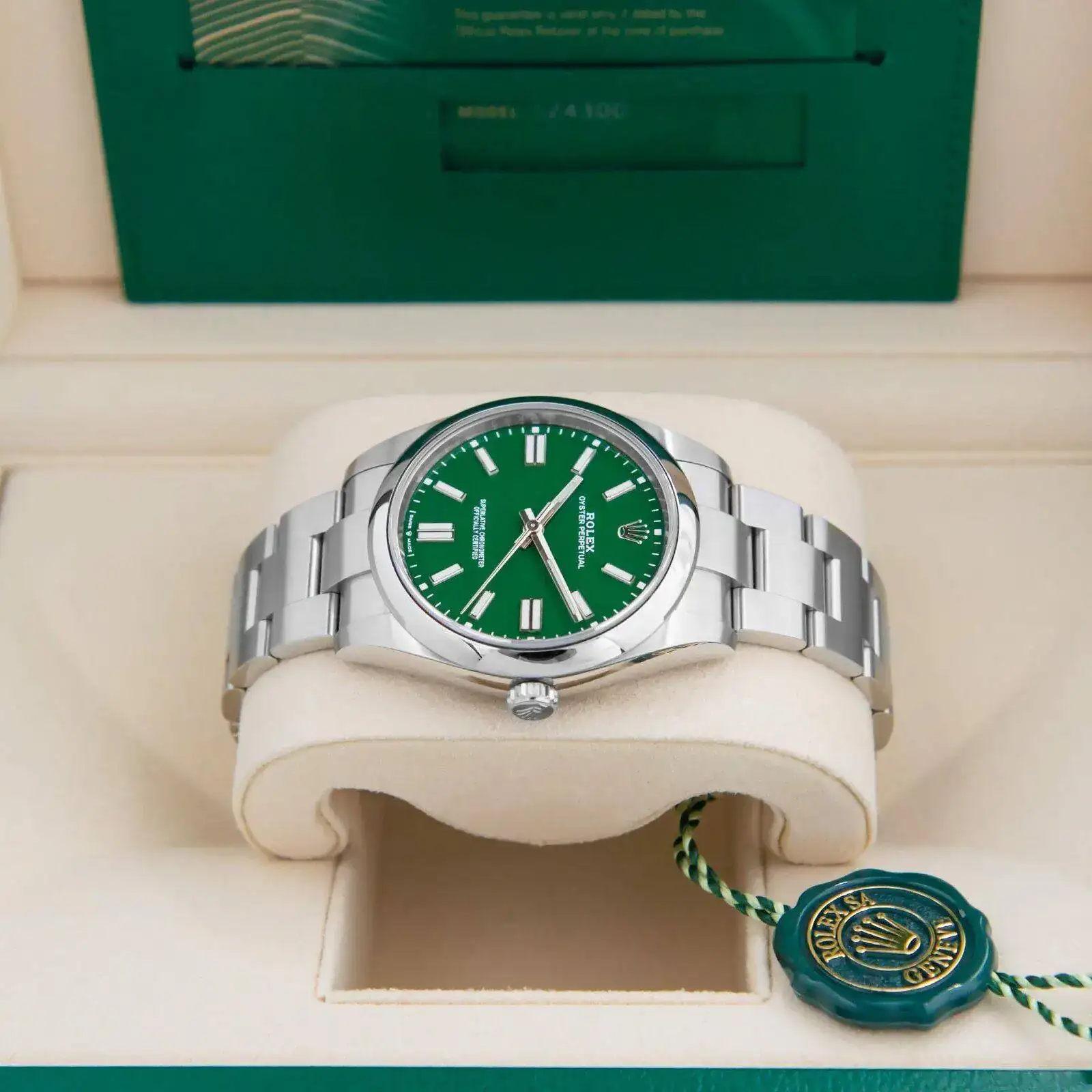 wtc_rolex_oyster_perpetual_green_124300_sida2.webp