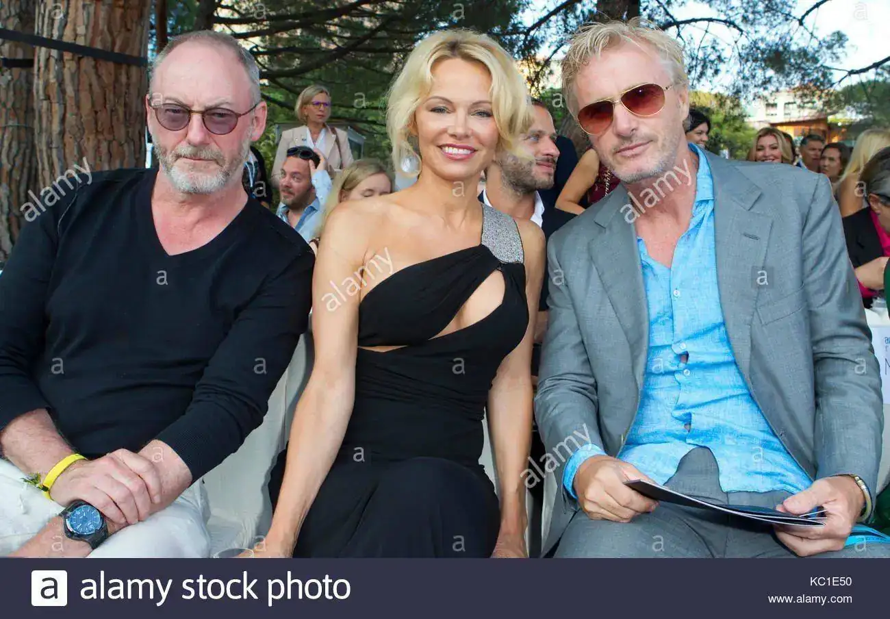y-actores-pamela-anderson-y-liam-cunningham-kc1e50.webp