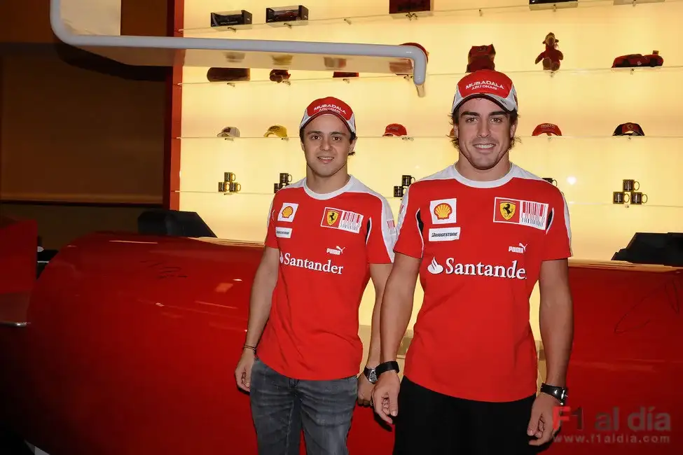 y-fernando-estampan-sus-firmas-en-el-ferrari-world.webp
