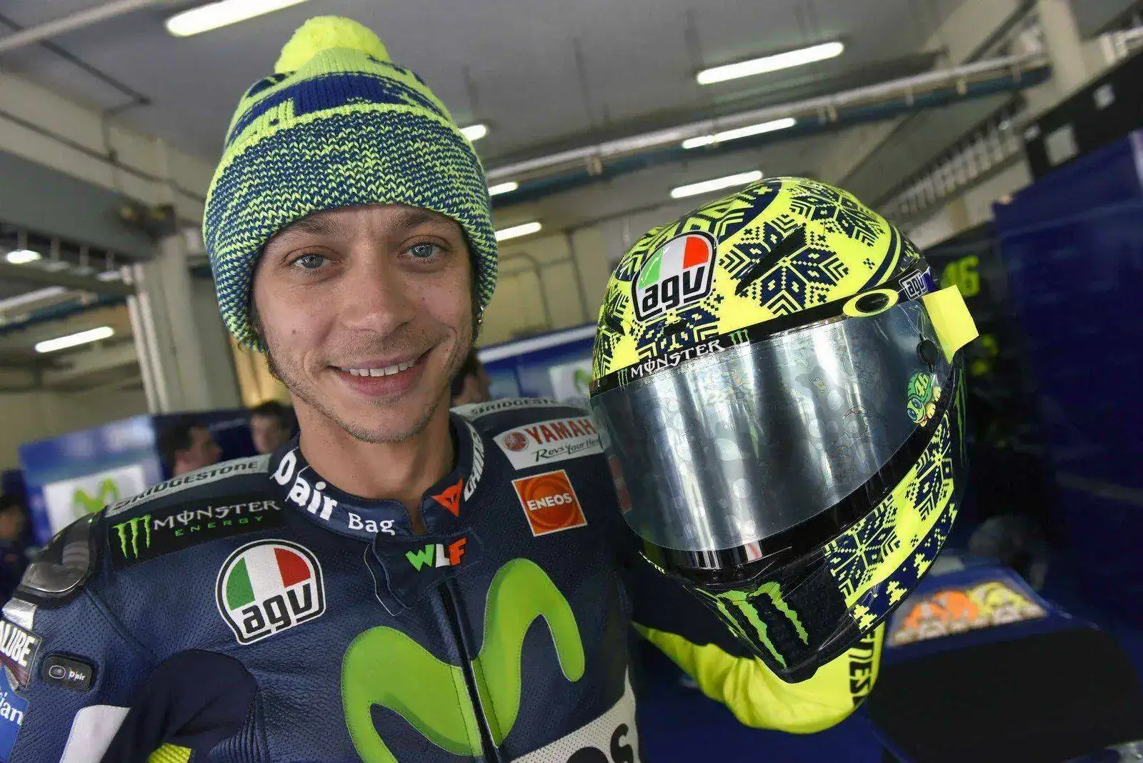 yamaha-m1-motogp-2015-00-test-sepang-2-casco-nuevo.webp