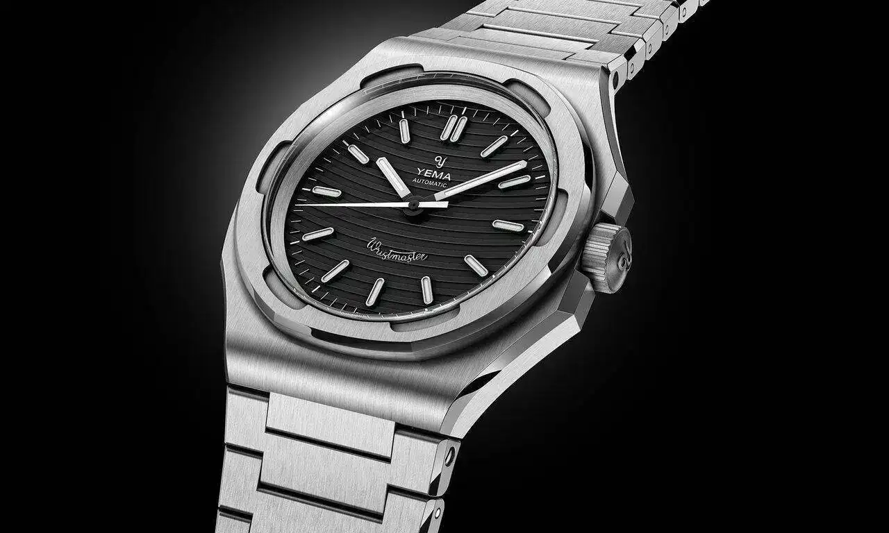 yema-wristmaster-black-three-quarter-view-web-1667560238547.webp