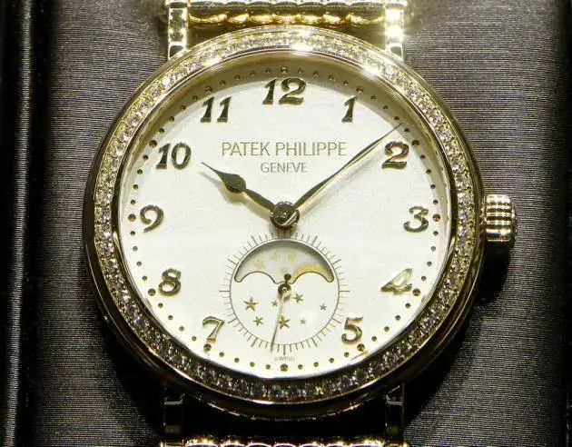 Z_363895171_GM1EA4704Q801_RTRMADP_3_WATCHES-LADIES.webp