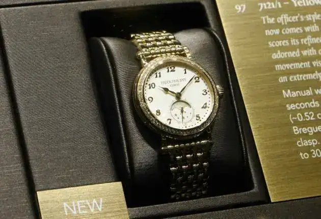 Z_509488054_GM1EA4704Q001_RTRMADP_3_WATCHES-LADIES.webp