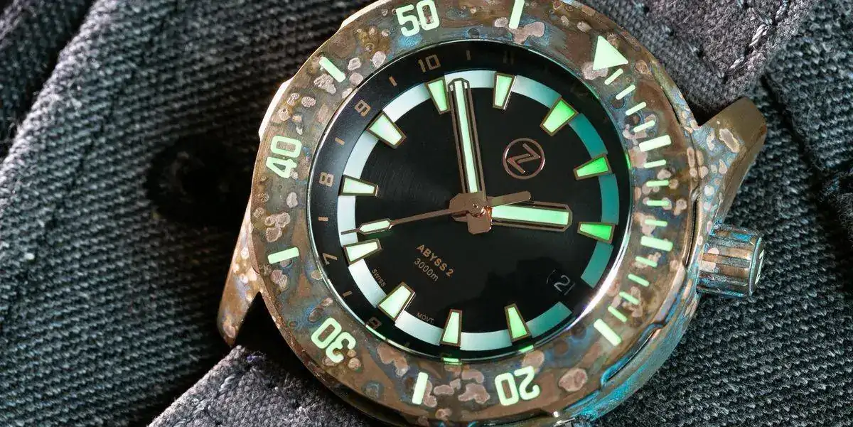 zelos-bronze-watch-patina-3-1615410276.webp