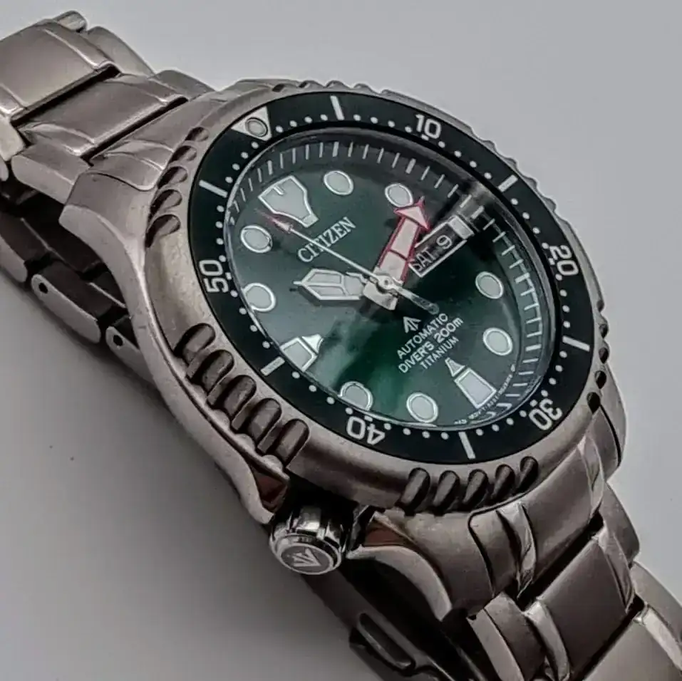 zen-Promaster-Diver-Day-Date-Titanium-NY0100-50X-4.webp